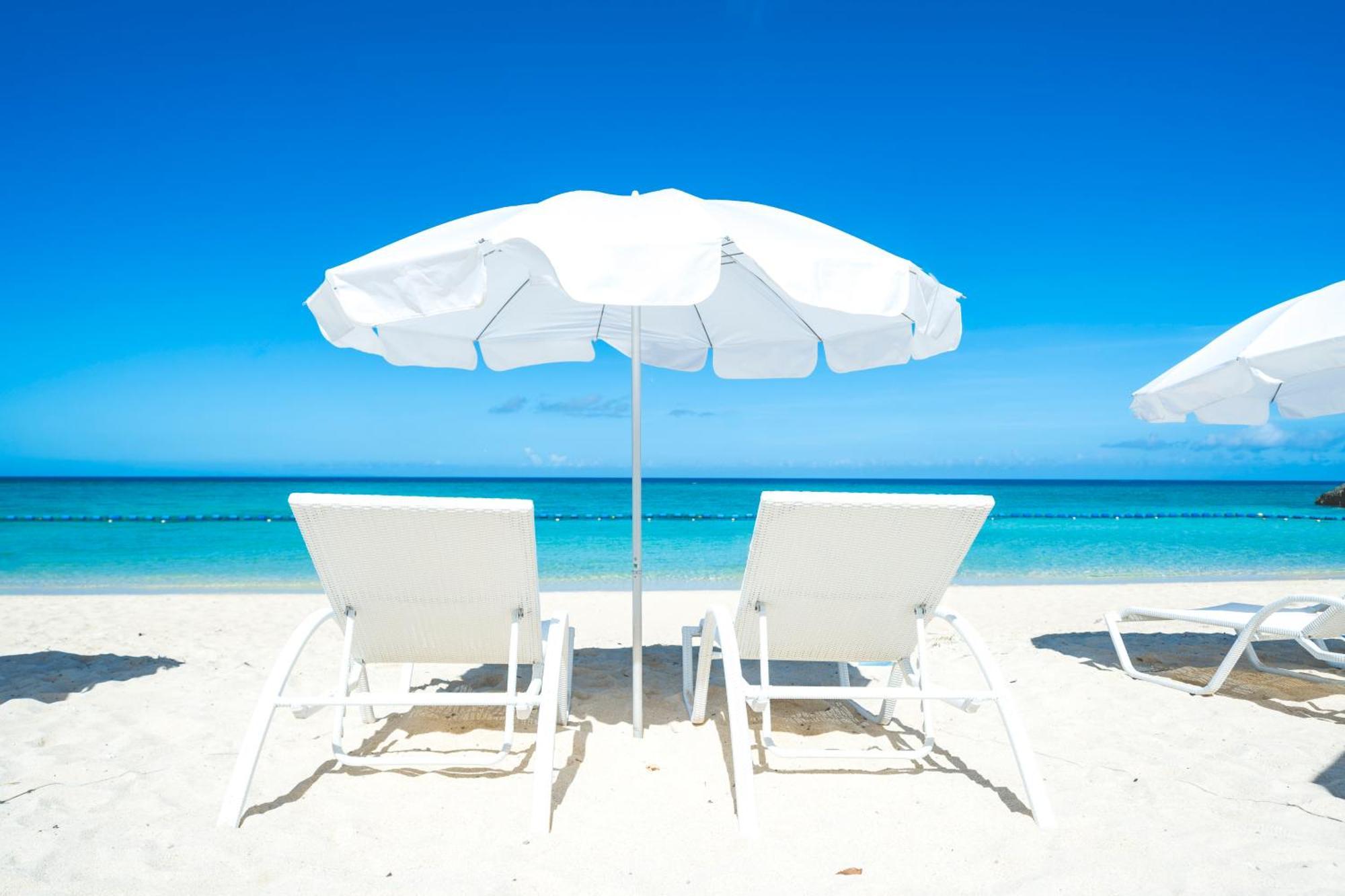 Hotel Nikko Alivila Yomitan Exterior foto Beach chairs and umbrella